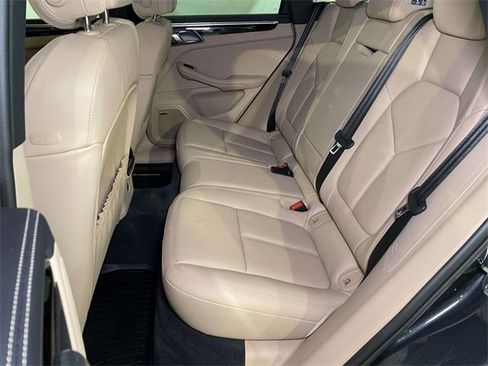 Used 2025 Porsche Macan image 19