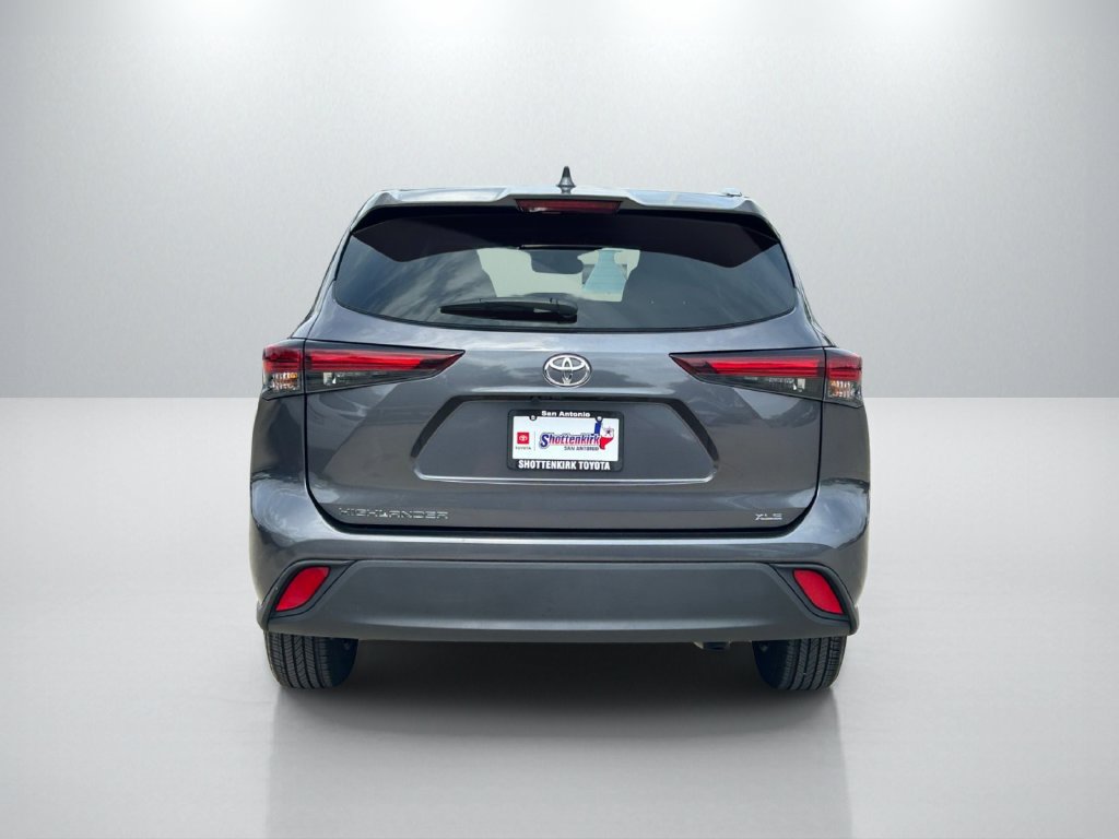 Used 2025 Toyota Highlander XLE FWD image 6