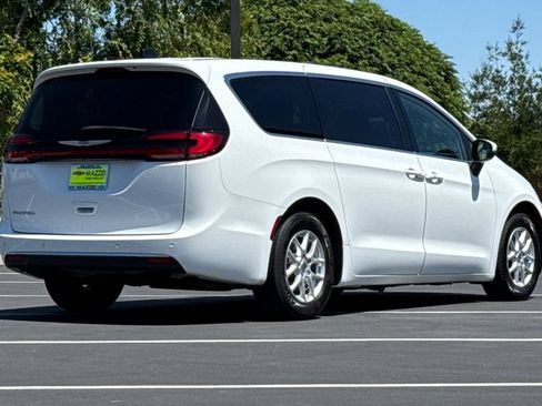 Used 2023 Chrysler Pacifica Touring-L FWD image 11