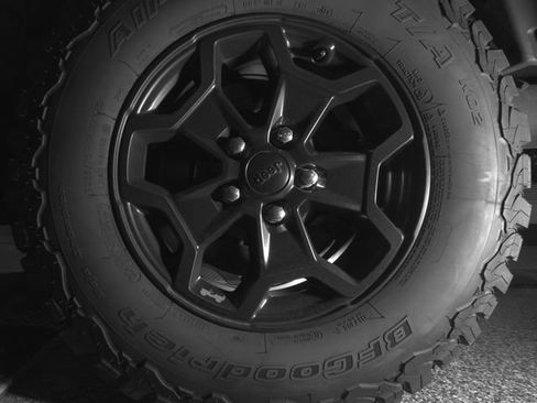 Used 2021 Jeep Gladiator Willys image 13