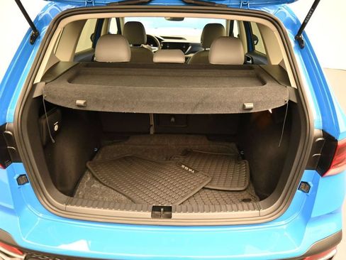 Used 2023 Volkswagen Taos SE w/ Panoramic Sunroof Package FWD image 11