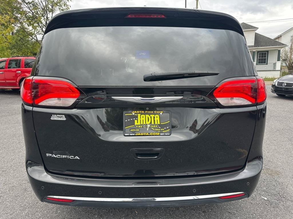 Used 2017 Chrysler Pacifica Touring Plus w/ Tire & Wheel Group FWD image 5