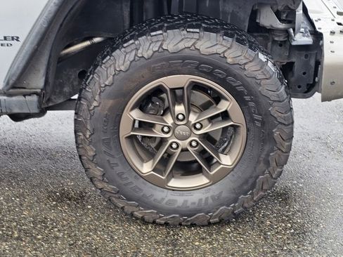 Used 2016 Jeep Wrangler Unlimited Sahara image 9