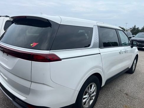 Certified 2024 Kia Carnival LX FWD image 3
