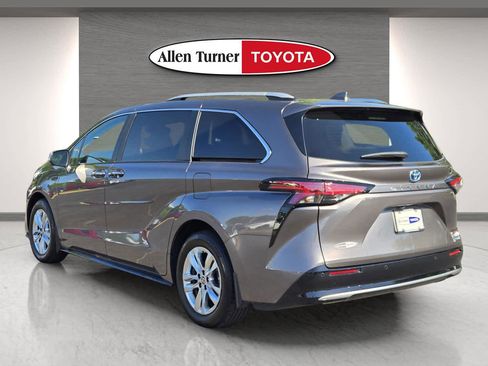 Used 2024 Toyota Sienna Limited FWD image 7