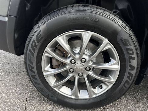 Used 2019 Jeep Cherokee Latitude Plus w/ Cold Weather Group AWD/4WD image 31