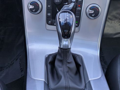 Used 2018 Volvo S60 T5 Inscription image 26