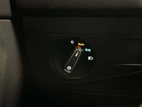 Used 2018 Volkswagen Tiguan SE image 32