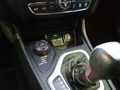 Used 2014 Jeep Cherokee Latitude w/ Comfort/Convenience Group image 38