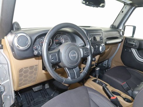 Used 2013 Jeep Wrangler Unlimited Sahara image 23