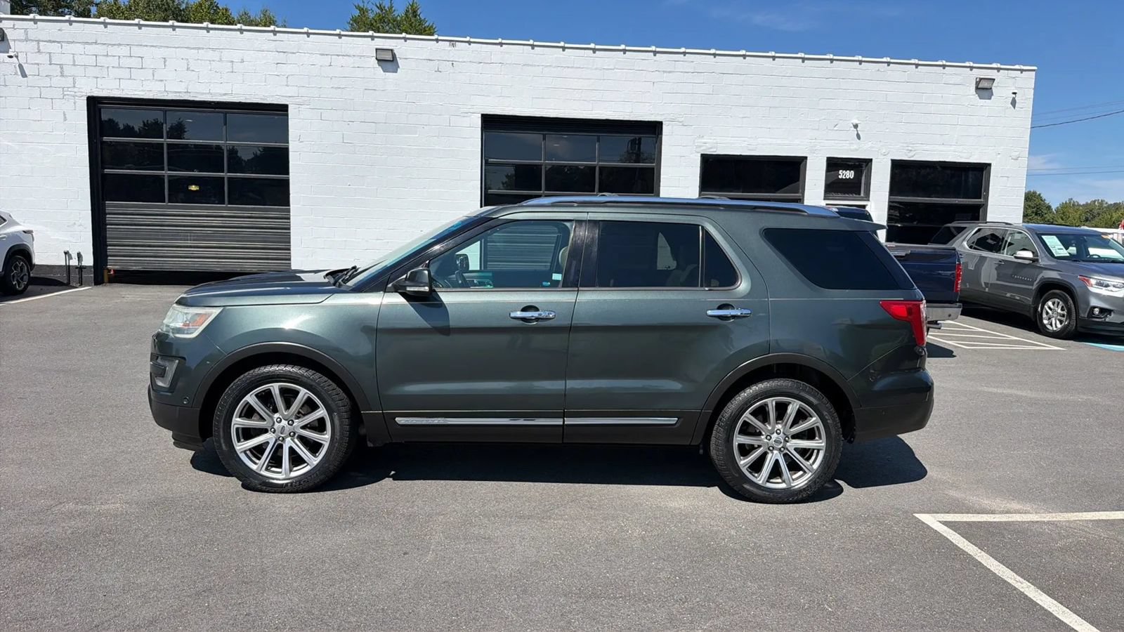 Used 2016 Ford Explorer Limited w/ Equipment Group 301A AWD/4WD image 4