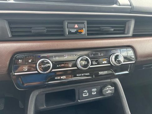 Used 2025 Honda Pilot Elite image 14