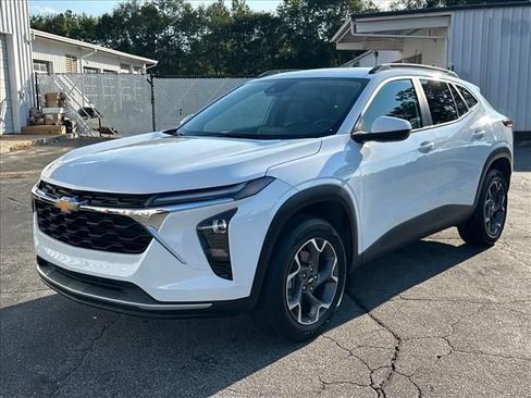 Certified 2025 Chevrolet Trax LT w/ Driver Confidence Package FWD image 5