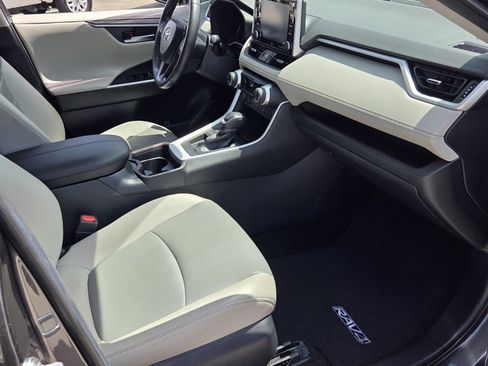 Used 2020 Toyota RAV4 Limited FWD image 11
