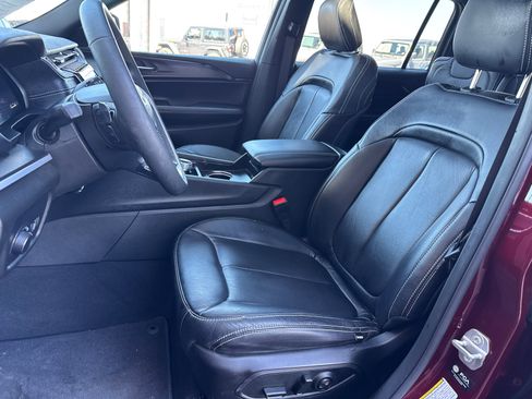 Used 2025 Jeep Grand Cherokee L Laredo image 10