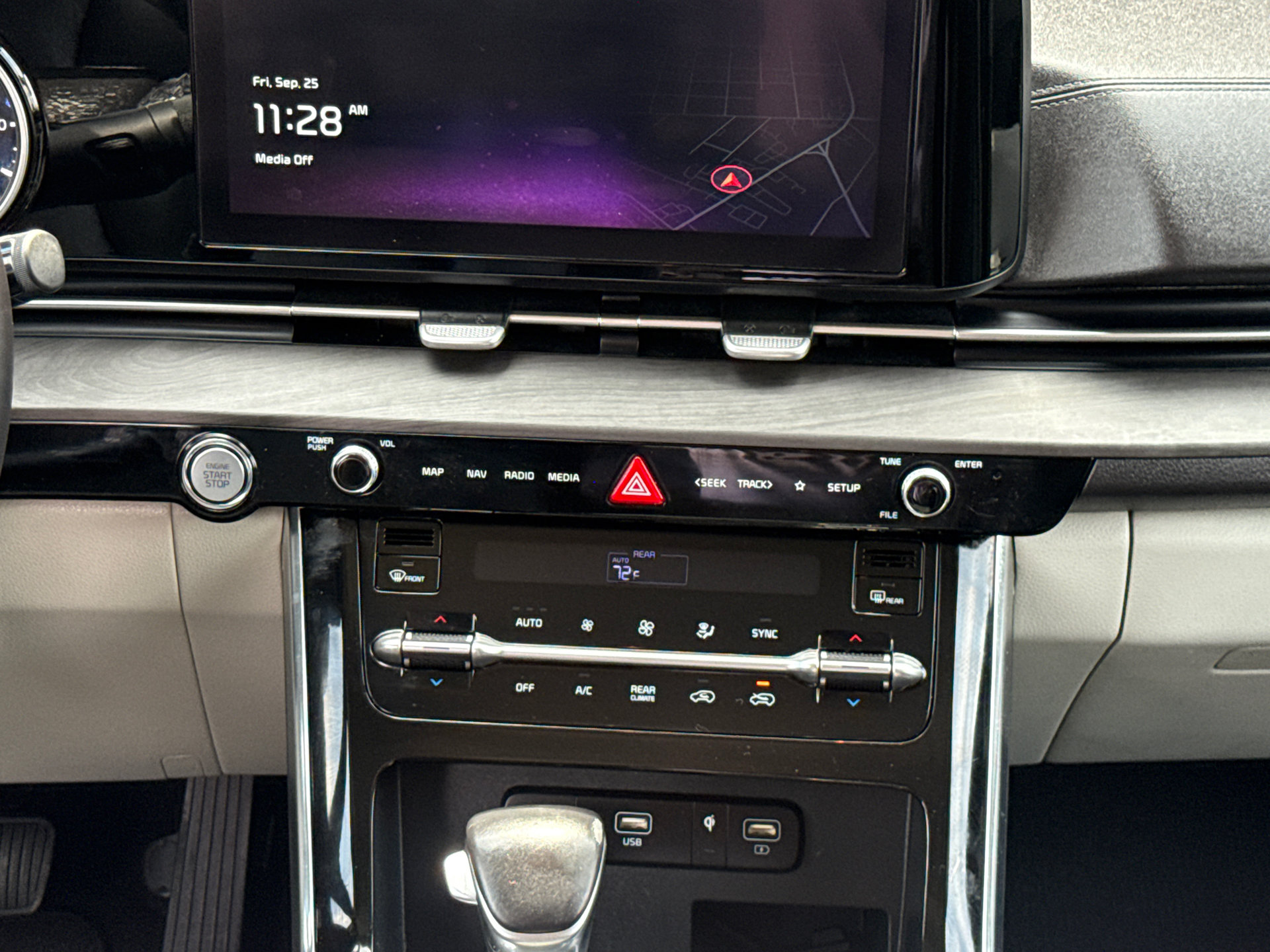 Used 2023 Kia Carnival EX FWD image 13