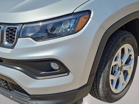 Used 2025 Jeep Compass Latitude AWD/4WD image 9