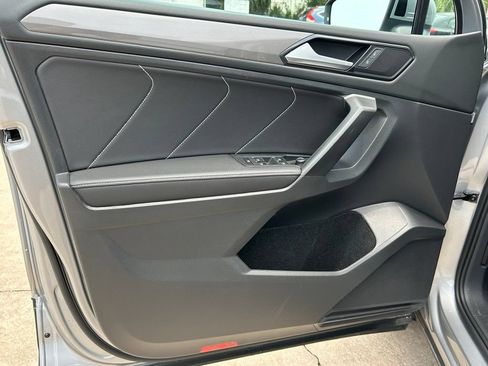 Used 2023 Volkswagen Tiguan SE w/ Panoramic Sunroof Package FWD image 20
