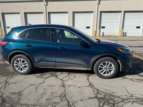 Used 2020 Ford Escape SE image 2