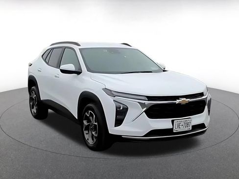Used 2025 Chevrolet Trax LT FWD image 3
