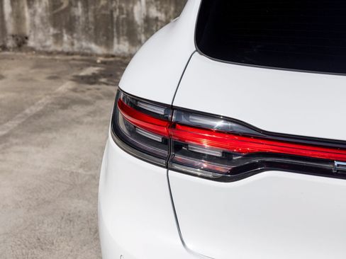 Certified 2025 Porsche Macan AWD/4WD image 21