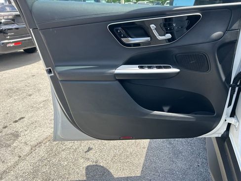 Used 2025 Mercedes-Benz GLC 300 4MATIC image 29