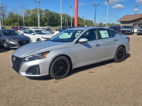 New 2025 Nissan Altima 2.5 SV image 3