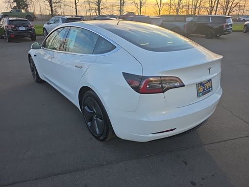Used 2019 Tesla Model 3 Standard Range image 3