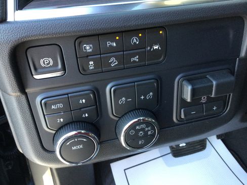 New 2026 Chevrolet Suburban Premier image 12