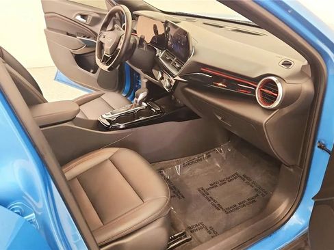 Used 2025 Chevrolet Trax RS w/ Sunroof Package FWD image 36