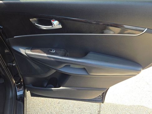 Used 2017 Kia Sorento LX w/ LX Convenience Package image 8