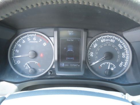 Used 2017 Toyota Tacoma TRD Sport AWD/4WD image 28