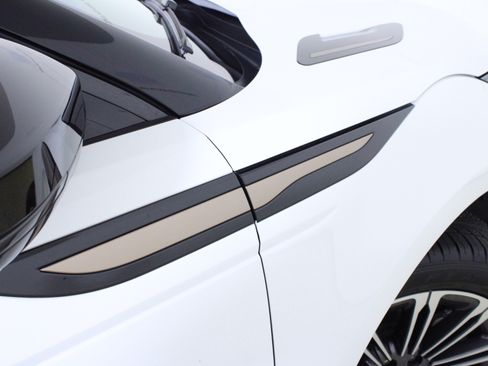 Used 2024 Land Rover Range Rover Evoque Dynamic SE image 31