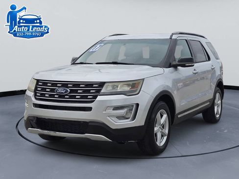 Used 2017 Ford Explorer XLT w/ Equipment Group 202A AWD/4WD image 3