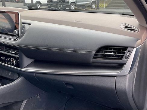 Used 2023 Nissan Rogue SV image 15