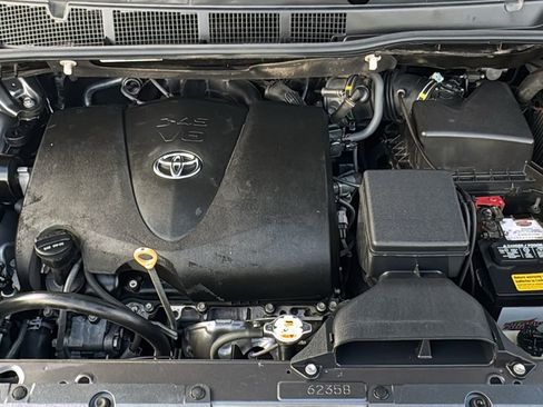 Used 2018 Toyota Sienna XLE image 25