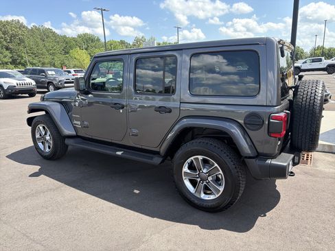 Used 2022 Jeep Wrangler Unlimited Sahara w/ LED Lighting Group AWD/4WD image 18