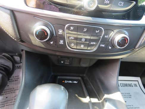 Used 2022 Chevrolet Traverse LT w/ LT Premium Package image 15