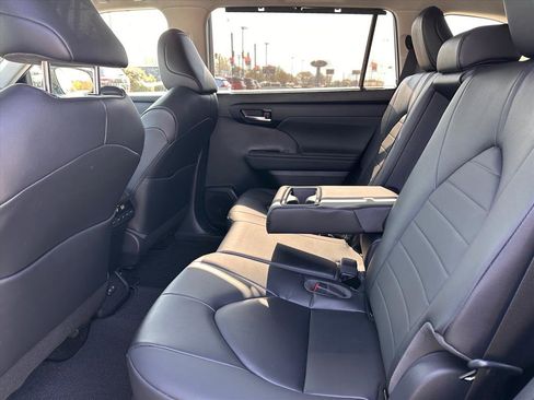 Used 2023 Toyota Highlander XLE image 14