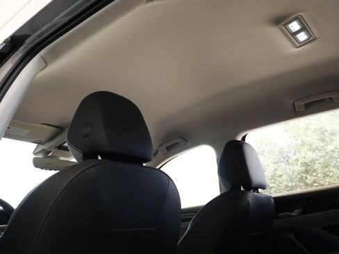 Certified 2025 Volkswagen Tiguan SE FWD image 26