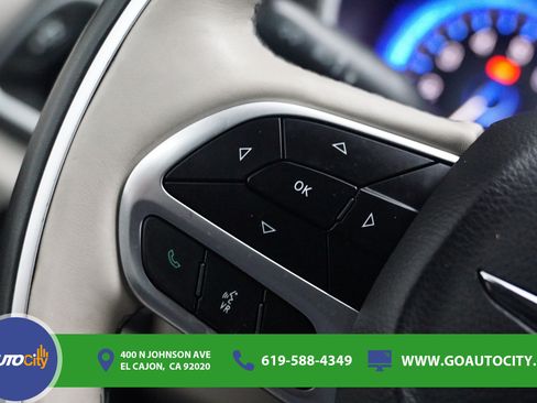 Used 2017 Chrysler Pacifica Limited w/ Advanced Safetytec Group FWD image 21