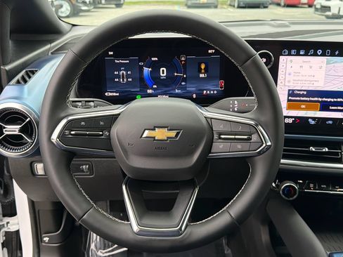 Used 2024 Chevrolet Equinox EV LT FWD image 23