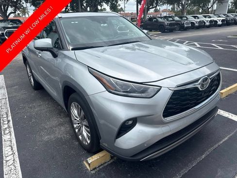 Used 2023 Toyota Highlander Platinum FWD image 1