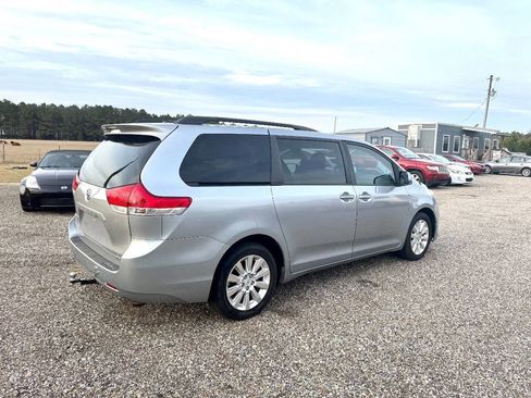 Used 2011 Toyota Sienna LE image 9