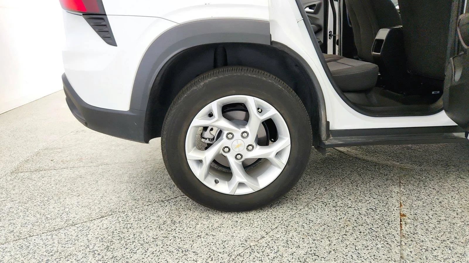 Used 2024 Chevrolet Trax LS w/ LS Convenience Package FWD image 30
