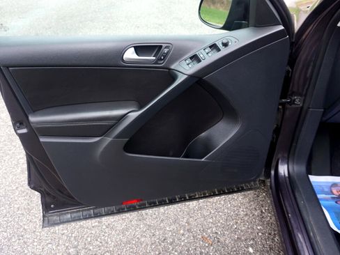 Used 2016 Volkswagen Tiguan S image 33