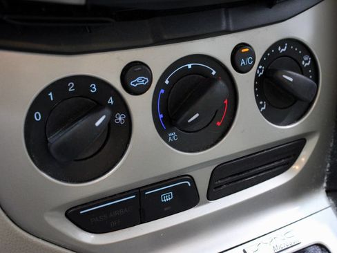 Used 2014 Ford Focus SE FWD image 29