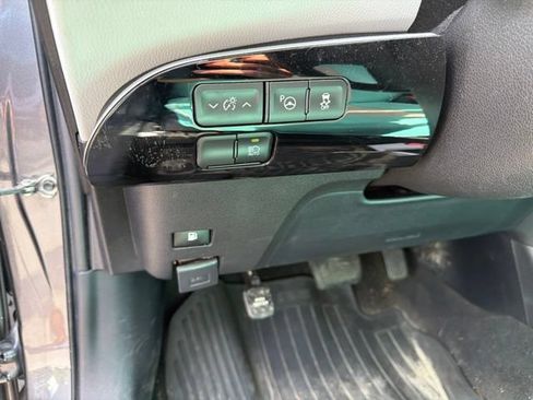 Used 2020 Toyota Prius LE AWD/4WD image 19