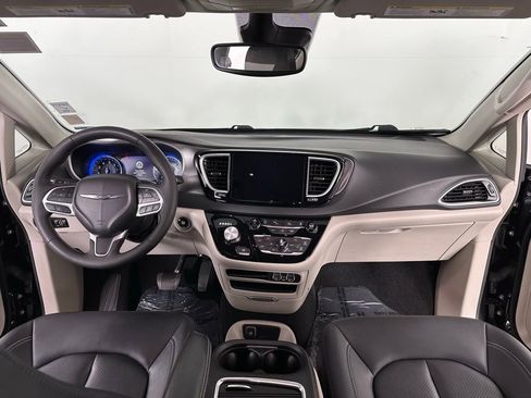 Used 2024 Chrysler Pacifica Touring-L image 5