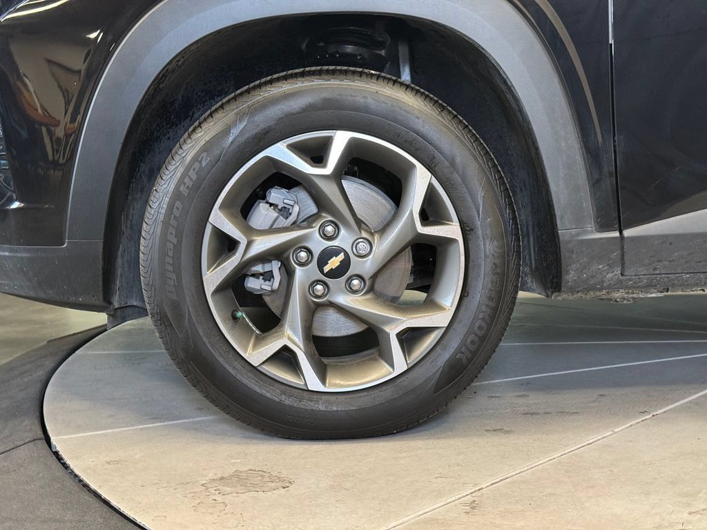 Used 2025 Chevrolet Trax LT w/ LT Convenience Package FWD image 24